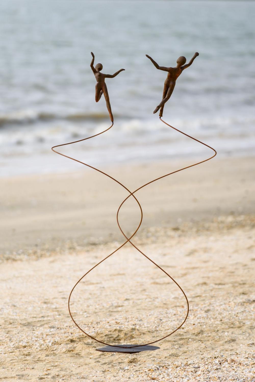 DEUX personnages (une double)